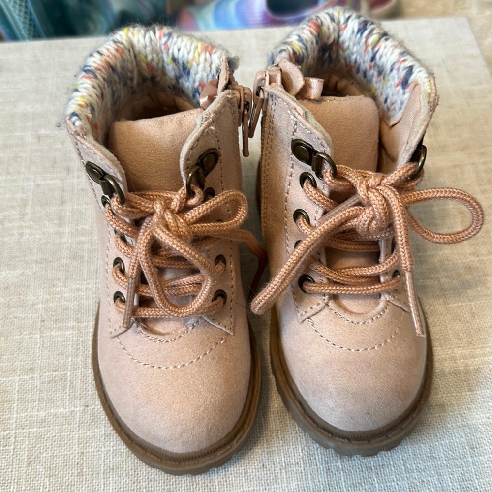 Old Navy Combat boots light pink brand new. Size toddler 5